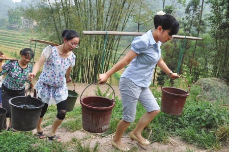 泸州纳溪出了支抗旱“娘子军”