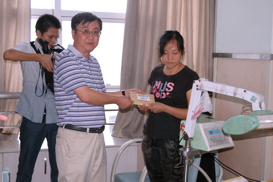 泸州:村民意外烧伤陷困境 多方援手渡难关(图2) 泸州:村民意外烧伤陷困境 多方援手渡难关(图2)