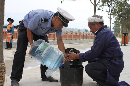 叙永交警烈日下送甘露,谱写“警民亲”赞歌(图3) 叙永交警烈日下送甘露,谱写“警民亲”赞歌(图3)