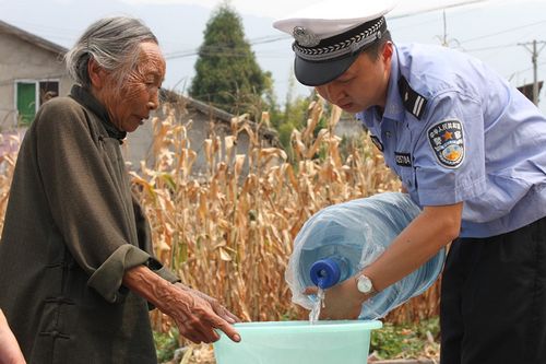 叙永交警烈日下送甘露,谱写“警民亲”赞歌(图1) 叙永交警烈日下送甘露,谱写“警民亲”赞歌(图1)