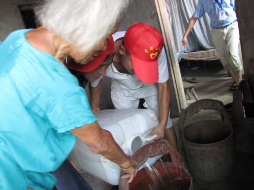 丰乐镇&nbsp;青年志愿者送水到家润人心