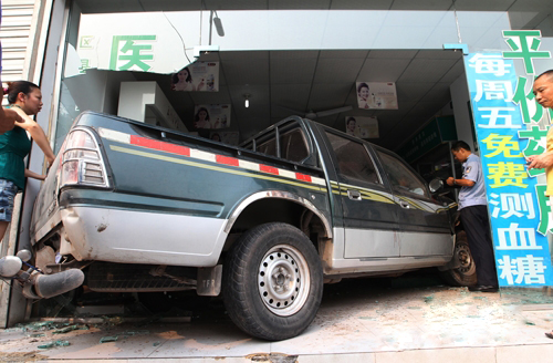 皮卡车“卡”进药房&nbsp;撞烂大门撞翻药柜(图2)