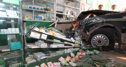 皮卡车“卡”进药房&nbsp;撞烂大门撞翻药柜(图1)