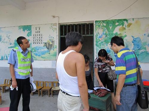 佛荫镇：开展校园周边环境专项整治行动