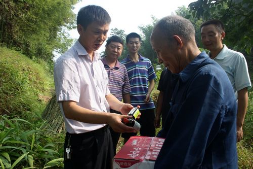 龙车镇：抗旱送清凉，服务岩区秋收群众