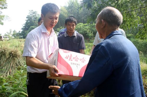 龙车镇：抗旱送清凉，服务岩区秋收群众(图1)