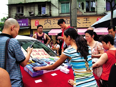 内江街头兜售：品牌手机卖300元？(图1)