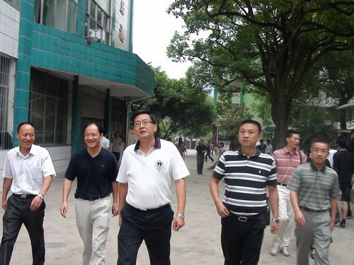 叙永县县长陈景强率队深入叙永二中慰问一线教师