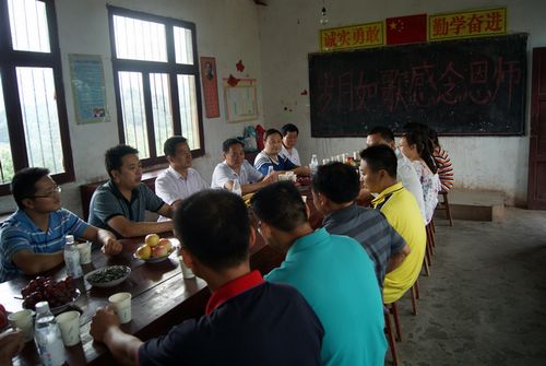 大石乡：县人大副主任教师节慰问村小教师