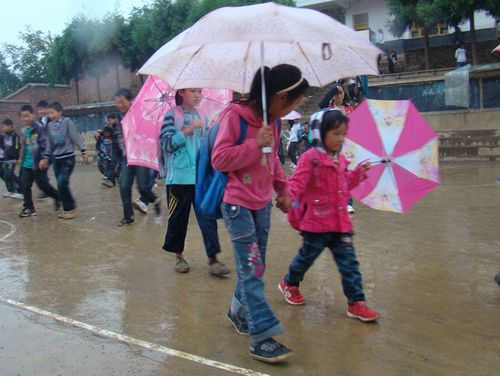 高烤状元”迎细雨&nbsp;降温缓旱防雷雨