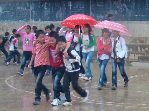 高烤状元”迎细雨&nbsp;降温缓旱防雷雨(图1)