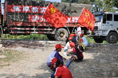 水潦彝族乡团员志愿者送清水