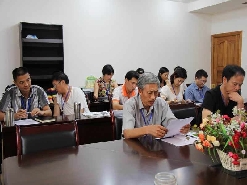 龙马潭区人社局：自查“庸懒散”强化机关作风建设