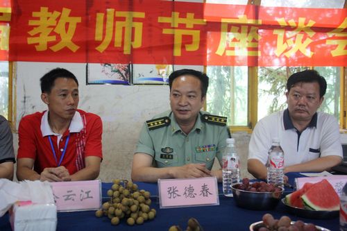 龙车镇：区委常委、区武装部政委张德春到雷坝校点慰问教师