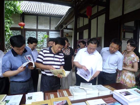 省委宣传部部长黄新初调研合江县汉棺博物馆(图1)