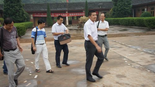 纳溪区：温暖送给山区园丁