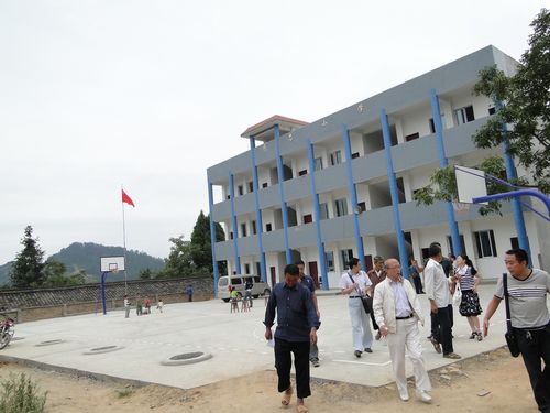 叙永县政协副主席朱国庆到赤水镇慰问偏远村小教师