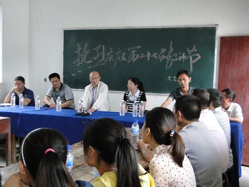 叙永县政协副主席朱国庆到赤水镇慰问偏远村小教师(图1)