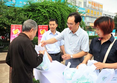 泸医附院喜迎建院60周年&nbsp;举办大型义诊活动(图1)