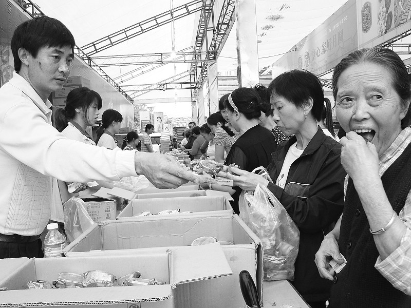 880元月饼卖56元 卖不完喂猪(图1) 880元月饼卖56元 卖不完喂猪(图1)
