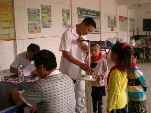 方洞镇：健康档案护佑祖国花朵(图1)