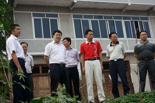 纳溪区区委书记、区人大常委会主任陈冠松到龙车镇指导抗旱工作