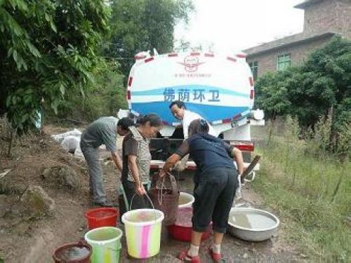 佛荫镇：抗旱救灾赴前线&nbsp;&nbsp;愿作甘霖润民心