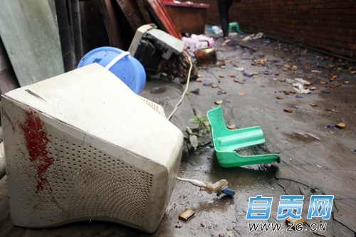 自贡一男子突然发狂&nbsp;打砸中折断“命根”(图1)