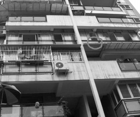宜宾：自家阳台被“吊顶”楼下居民“有点慌”(图1)