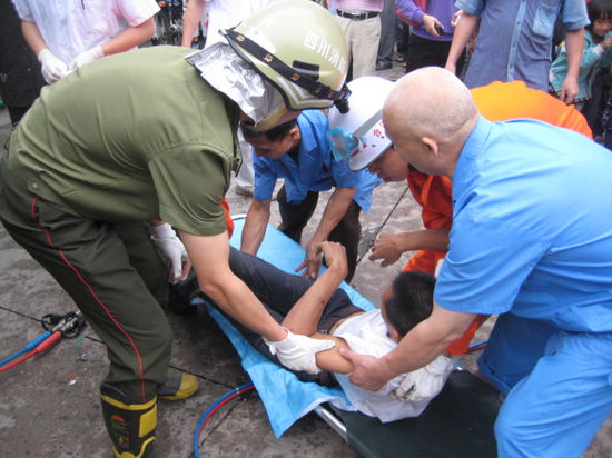 2卡车相撞1人被困&nbsp;合江消防紧急营救(图3)