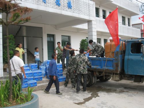 古蔺县马嘶苗族乡：民兵应急队田间地头送水忙