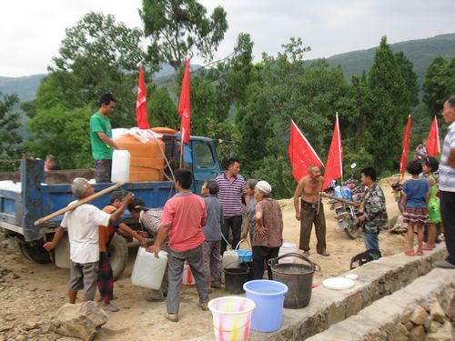 古蔺县马嘶苗族乡：民兵应急队田间地头送水忙(图2)
