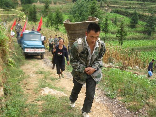 古蔺县马嘶苗族乡：民兵应急队田间地头送水忙(图1)
