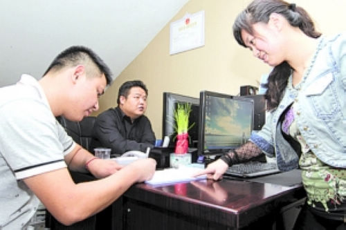 自贡首现以"代驾"为名的公司 代驾司机自带手套坐垫(图2) 自贡首现以"代驾"为名的公司 代驾司机自带手套坐垫(图2)