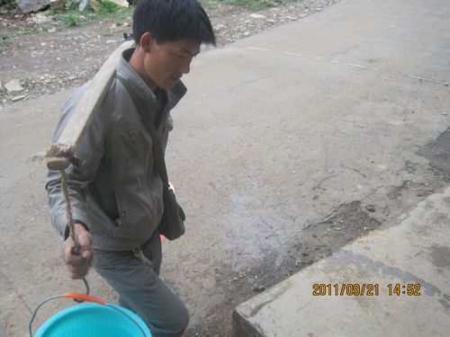 幸福之花处处开遍&nbsp;给力“送水哥”感动苗寨(图3)