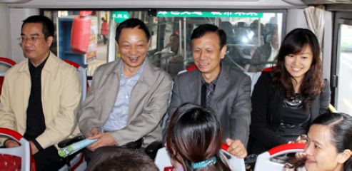 泸州城市“无车日”&nbsp;市长市民同乘公交(图6)