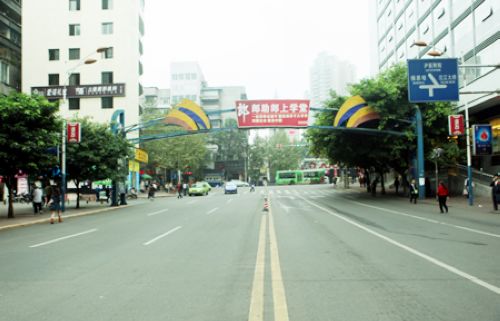 泸州城市“无车日”&nbsp;市长市民同乘公交(图2)