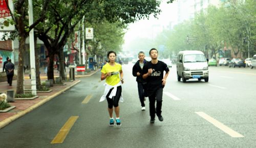 泸州城市“无车日”&nbsp;市长市民同乘公交(图1)