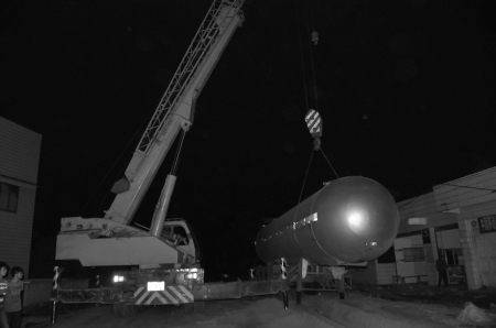 危化品槽车侧翻滑行&nbsp;挂倒民房5人受伤(图2)