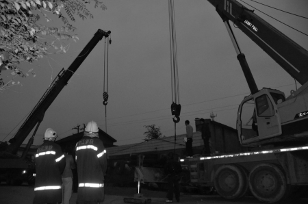 危化品槽车侧翻滑行&nbsp;挂倒民房5人受伤(图1)