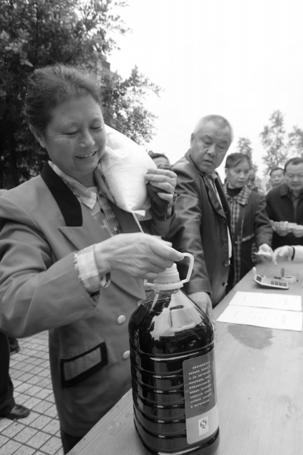 自贡政府补贴500吨大米、200吨食用油昨起投放市场(图1)