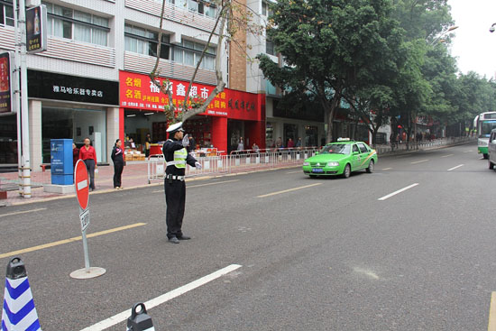 泸州交警圆满完成“无车日”安保工作(图2)