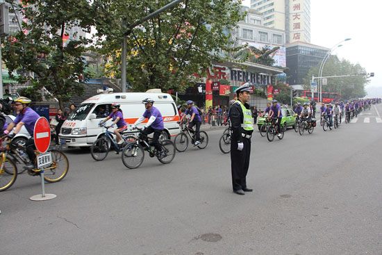 泸州交警圆满完成“无车日”安保工作(图1)