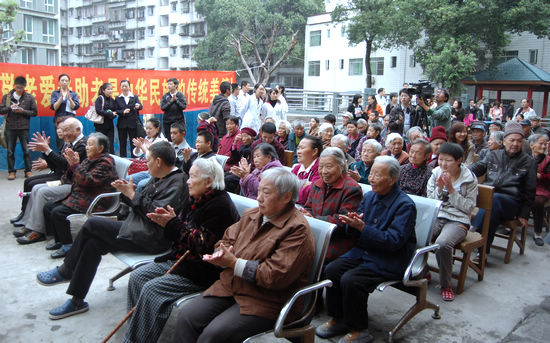 泸州：爱心送老人&nbsp;让关爱成为一种习惯(图2)