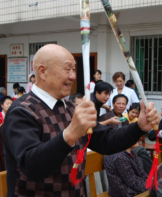 泸州：爱心送老人&nbsp;让关爱成为一种习惯(图3)