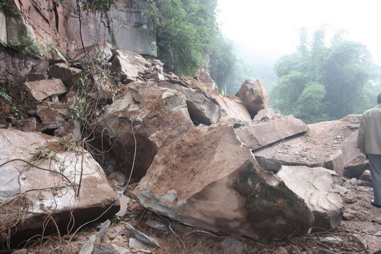 龙车镇：热晒雨淋&nbsp;山石塌方阻断公路(图3)