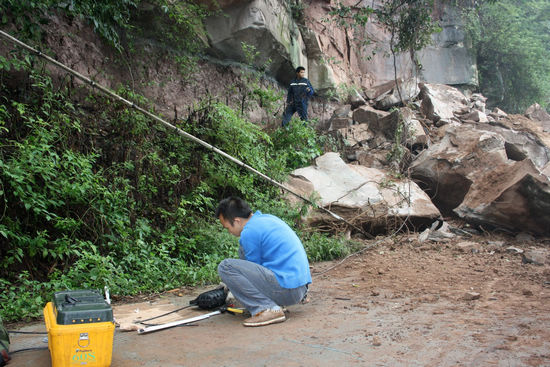 龙车镇：热晒雨淋&nbsp;山石塌方阻断公路(图2)
