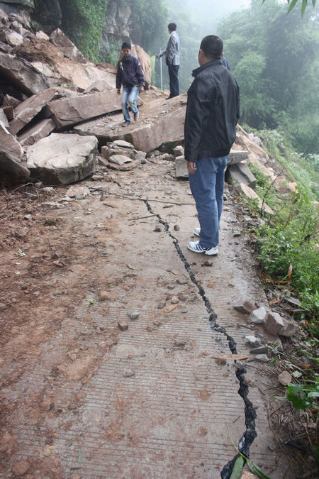龙车镇：热晒雨淋&nbsp;山石塌方阻断公路(图4)