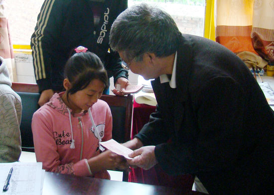 叙永彝乡：关爱身残学子(图1)