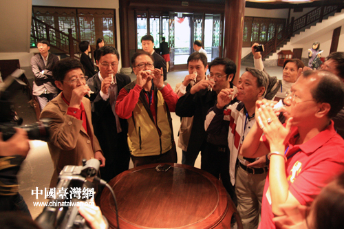风过泸州带酒香&nbsp;两岸记者醉心“酒城”之旅(图1)